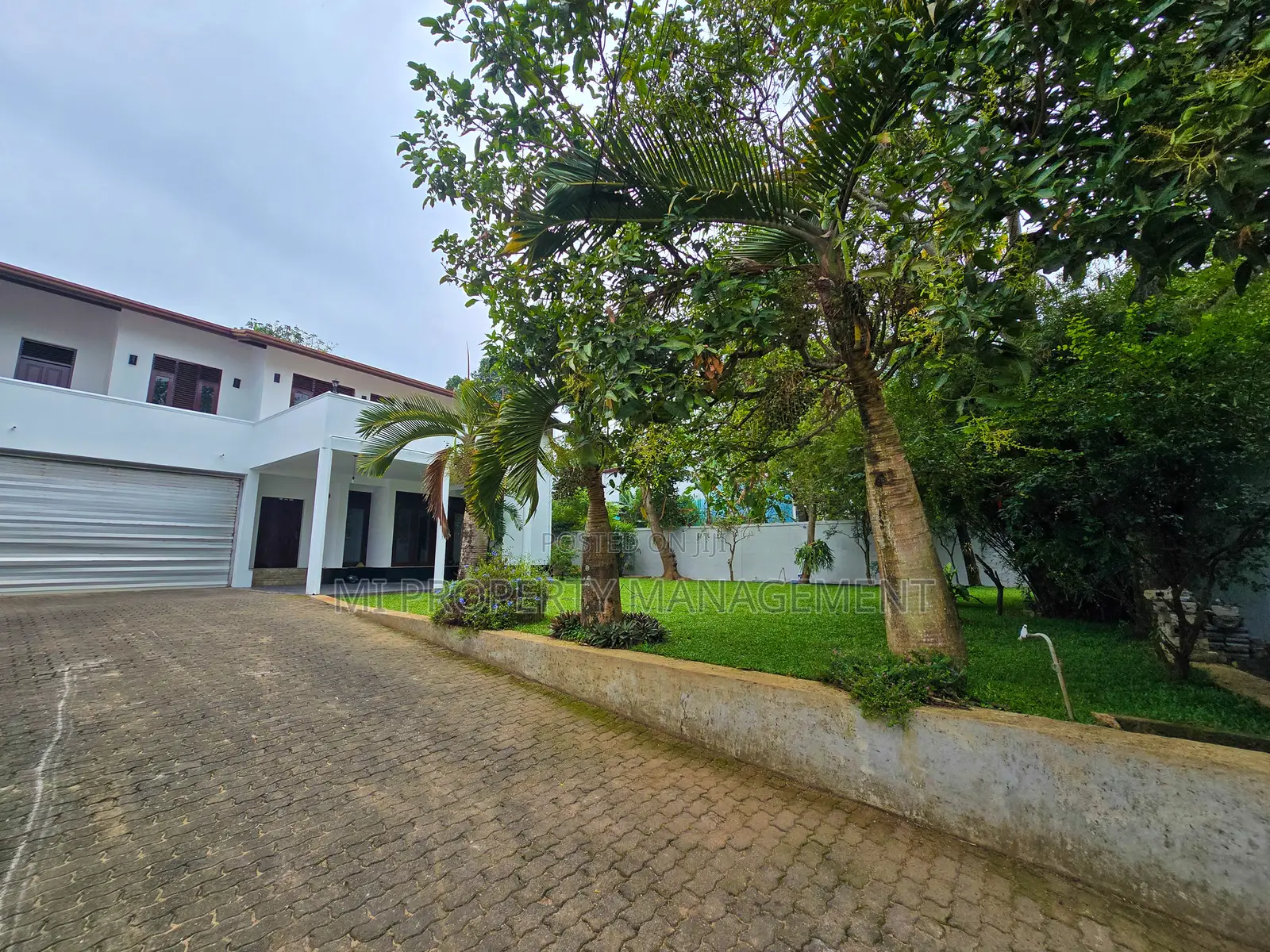 6bdrm Duplex in Mi Properties, Mount-Lavinia for sale