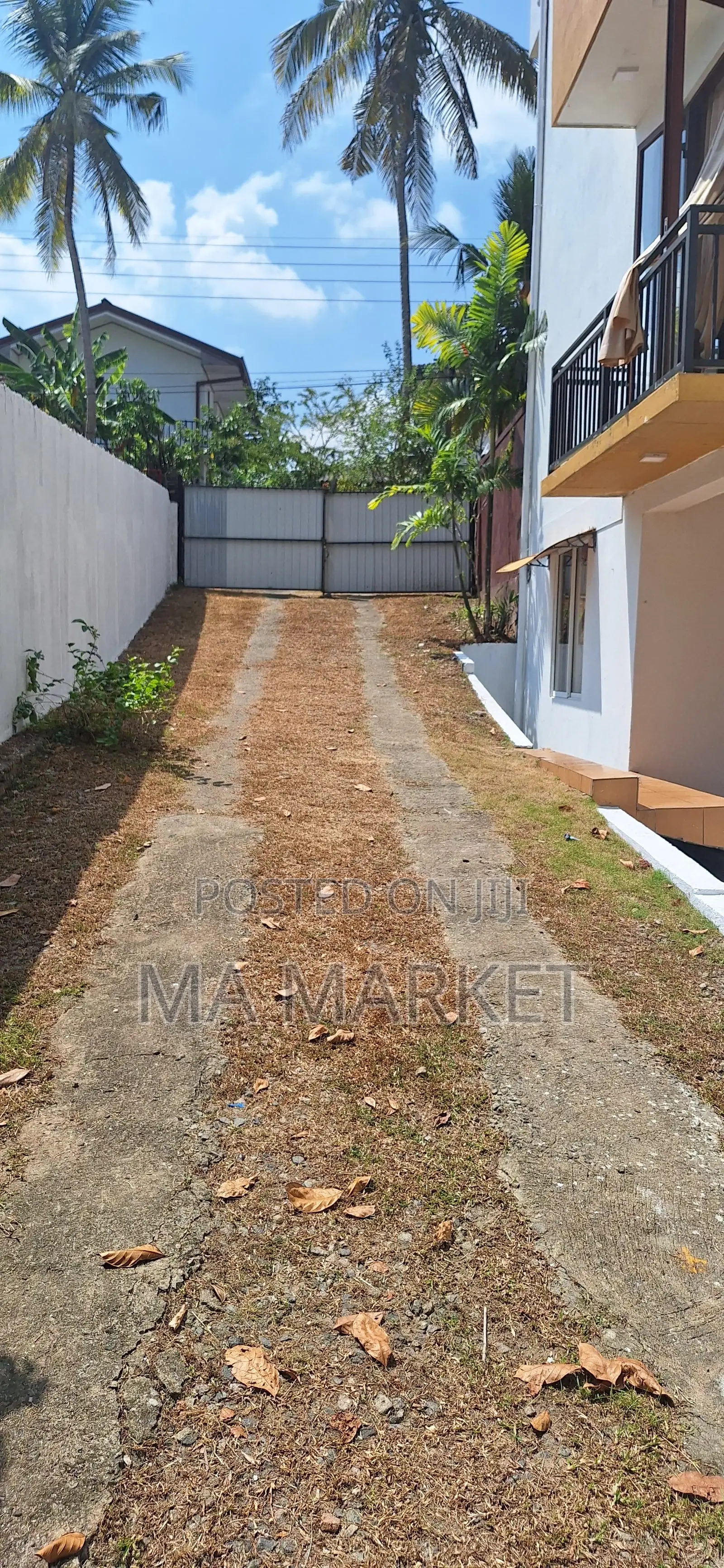 3bdrm House in 3 Bedrooms Ground, Kottawa for rent
