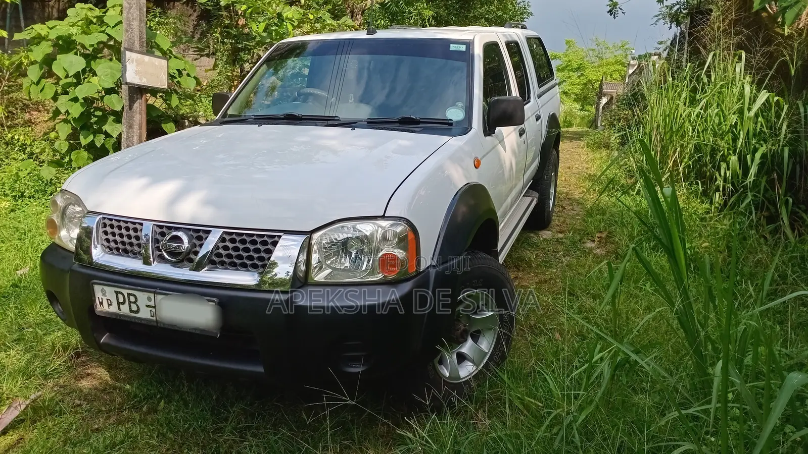Nissan DoubleCab 2010 White