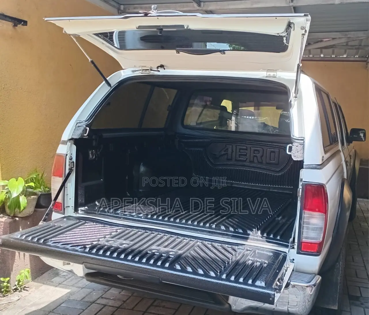 Nissan DoubleCab 2010 White