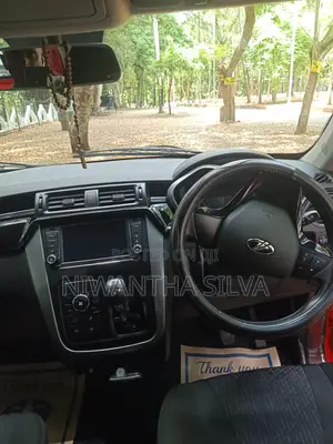 Photo - Mahindra XUV500 2024 Red