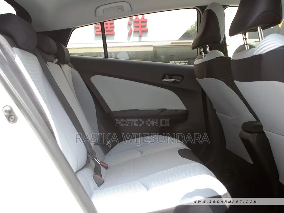 Toyota Prius 4dr Hatchback (1.8L 4cyl gas/electric hybrid CVT) 2016