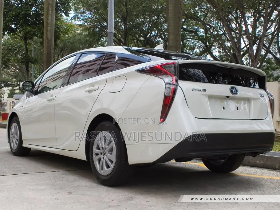 Toyota Prius 4dr Hatchback (1.8L 4cyl gas/electric hybrid CVT) 2016