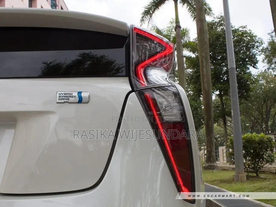 Toyota Prius 4dr Hatchback (1.8L 4cyl gas/electric hybrid CVT) 2016