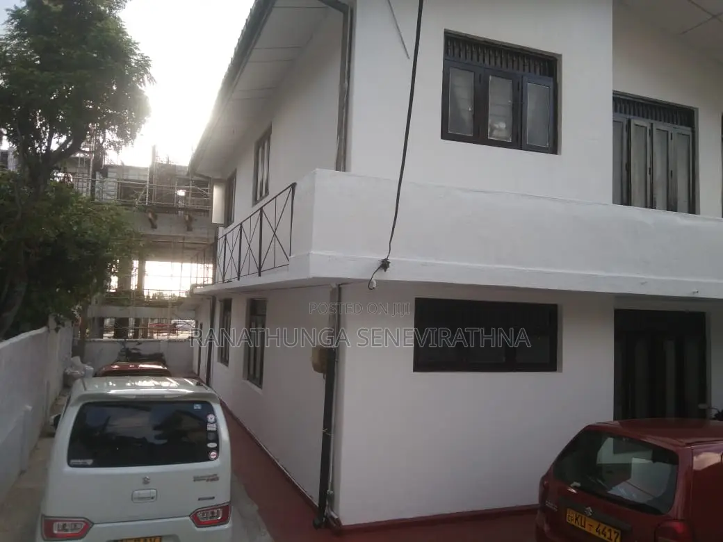 8bdrm House in Borella for sale