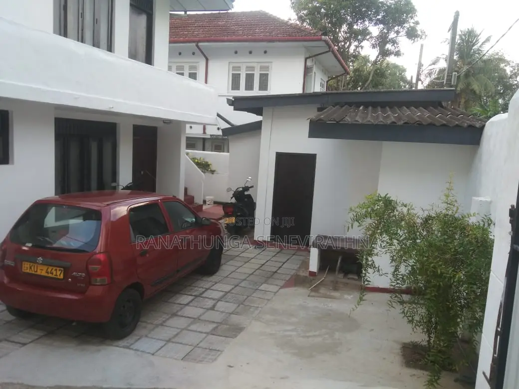 8bdrm House in Borella for sale