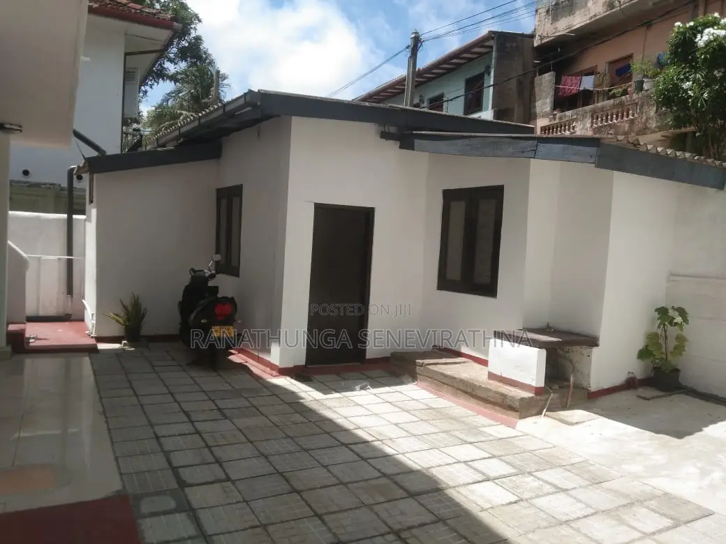 8bdrm House in Borella for sale