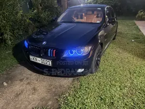 Photo - BMW 320i Sedan RWD 2011 Black