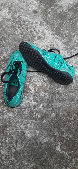 Brand New Football Indoor Pairs Size 5 Means 39