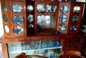 Vintage Wooden Display Cabinet – Elegant Sturdy