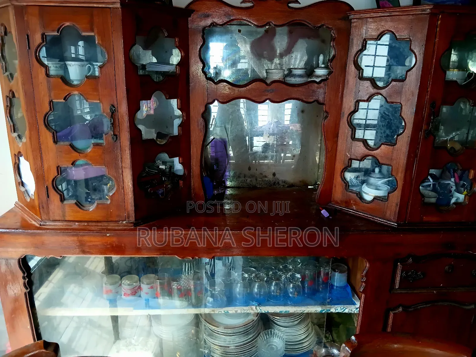 Vintage Wooden Display Cabinet – Elegant Sturdy