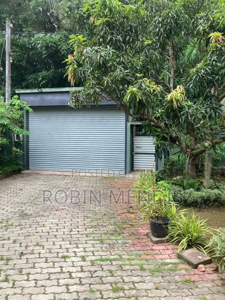 8bdrm House in Andiambalama, Minuwangoda for sale