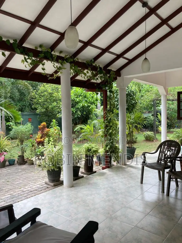 8bdrm House in Andiambalama, Minuwangoda for sale