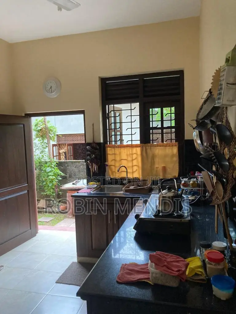 8bdrm House in Andiambalama, Minuwangoda for sale