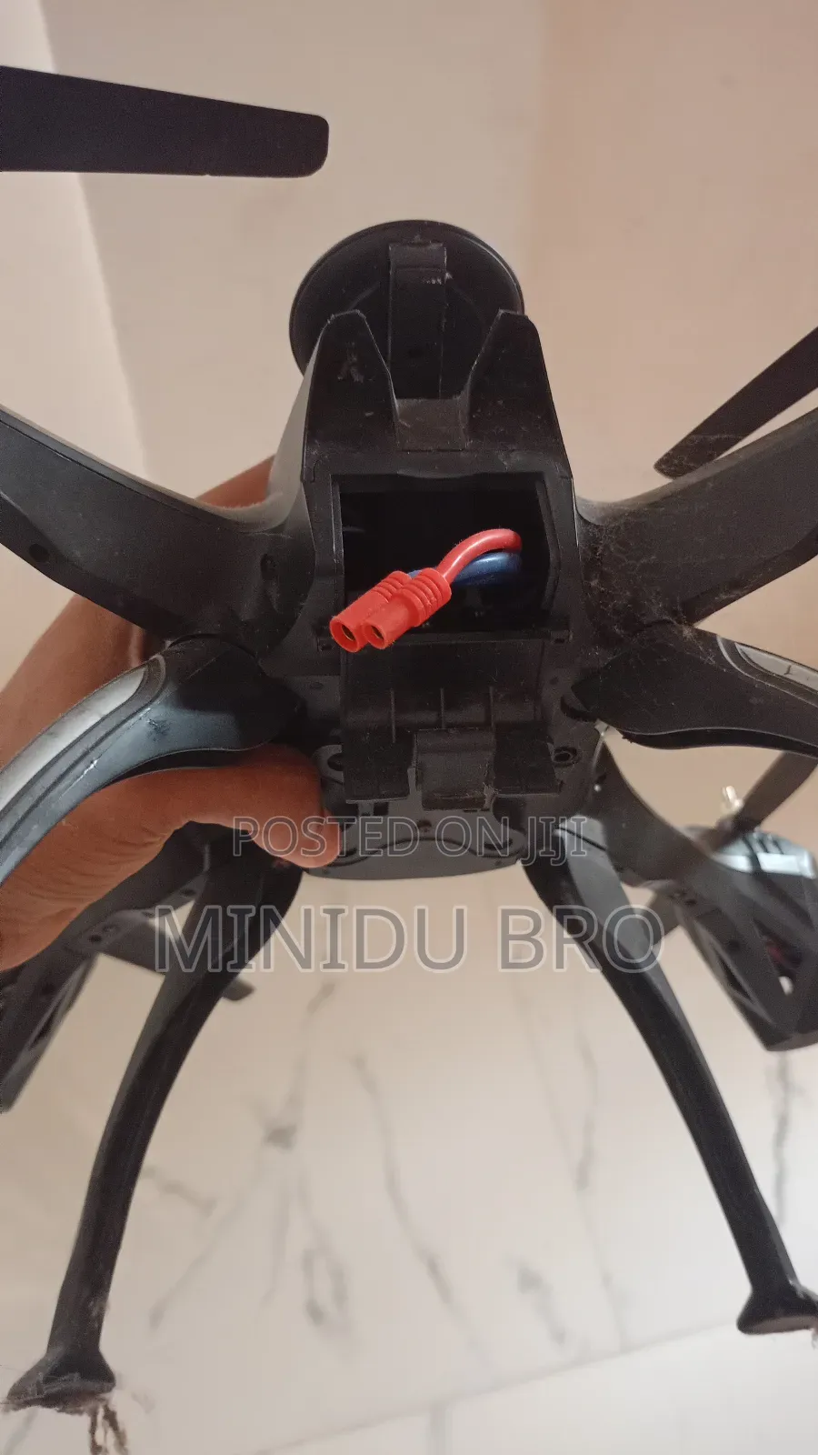 මේක හොද Drone එකක් බැටරි එකක් විතරයි නැත්තේ තව Range එක 1km