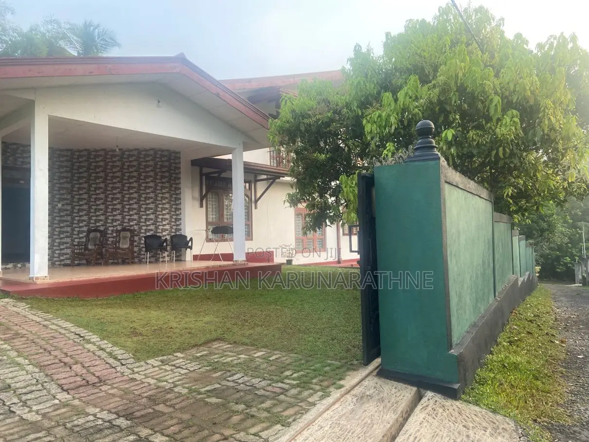 Furnished 4bdrm House in Kahathuduwa for sale