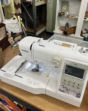 Brand New Embroidery Sewing Machine Se600