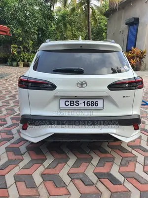 Toyota Corolla Cross Hybrid 2025 White
