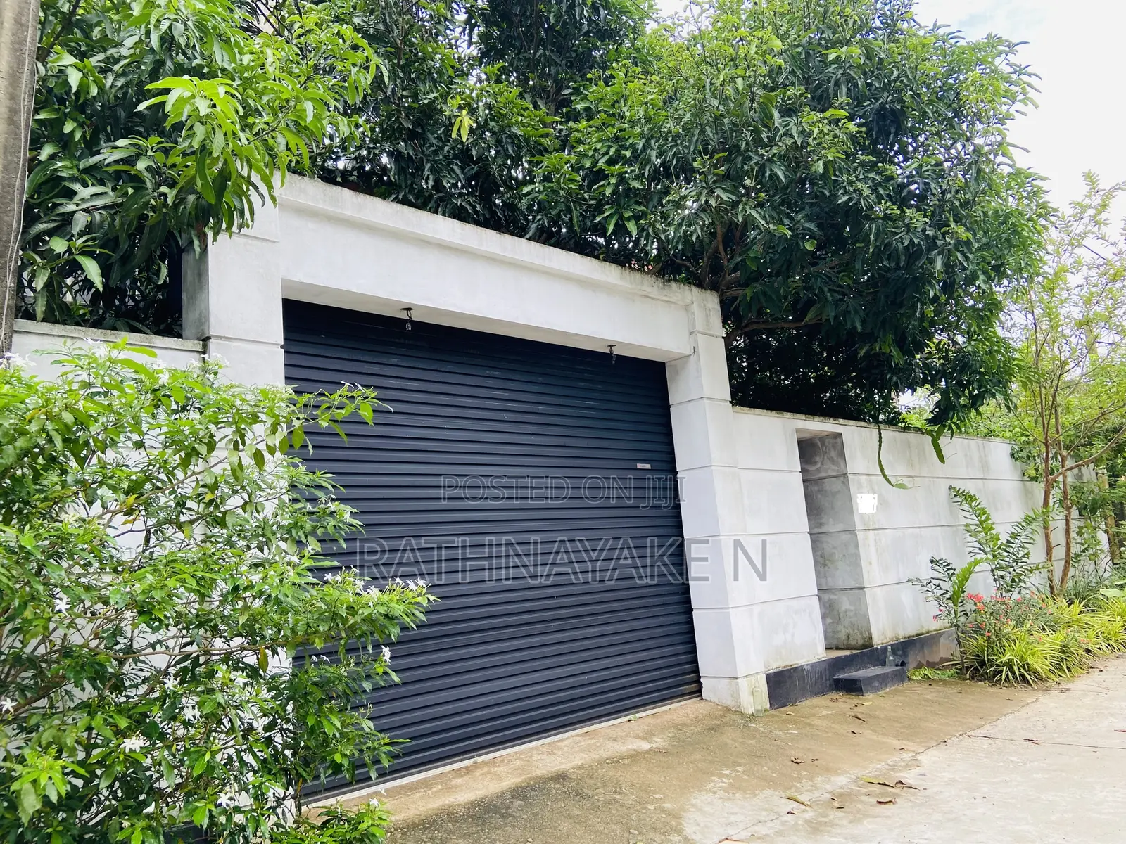 5bdrm House in Ja-Ela for sale