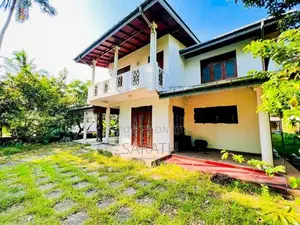 අතුරුගිරියේ දෙමහල් නිවසක් විකිණීමට ඇත
