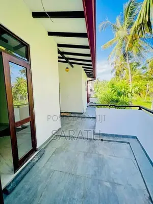 Luxurious New House In Athurugiriya