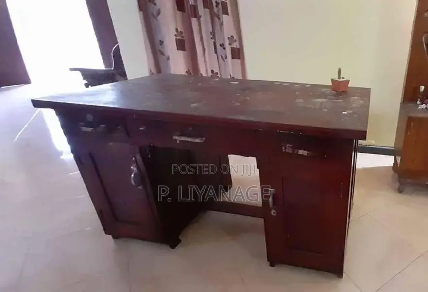 කොස් ලීයෙන් මේසය