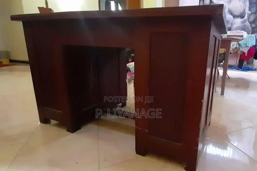 කොස් ලීයෙන් මේසය