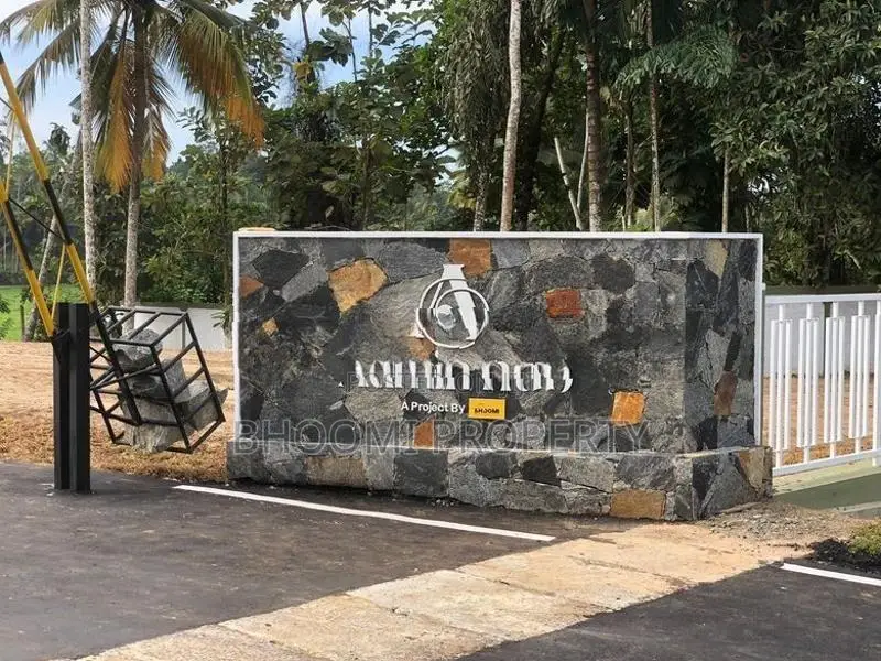 මාතර ලැබීම නව රෝහල ඉදිරියෙන් නේවාසික බිම් කොටස්