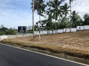 මාතර ලැබීම නව රෝහල ඉදිරියෙන් නේවාසික බිම් කොටස්