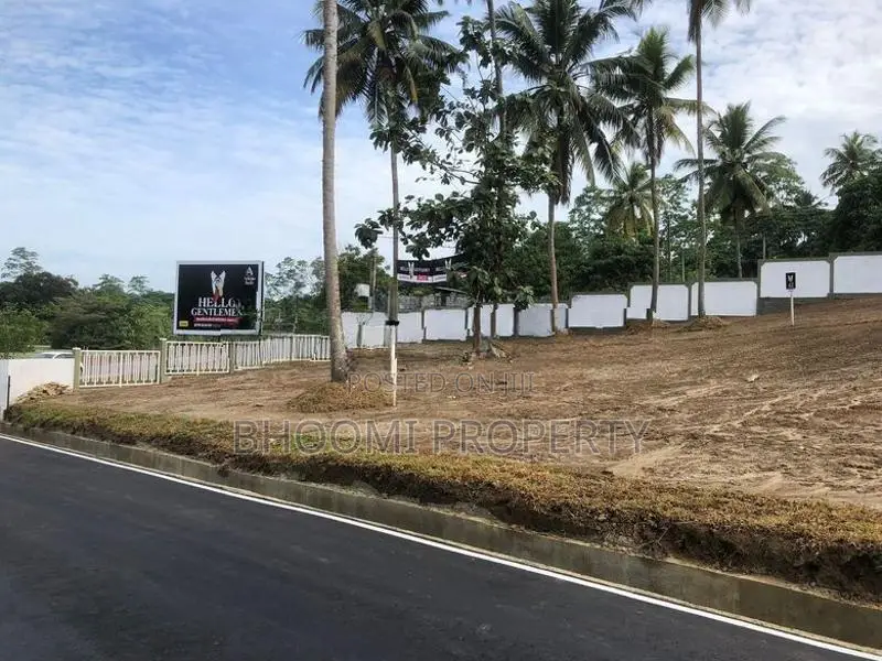 මාතර ලැබීම නව රෝහල ඉදිරියෙන් නේවාසික බිම් කොටස්
