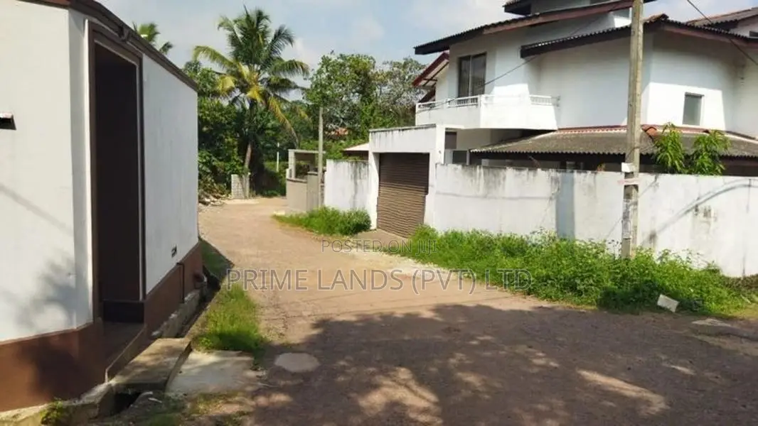 Land in Kiribathgoda Makola