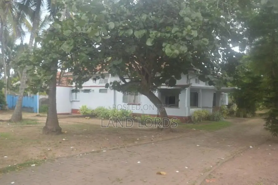 62P Large Land with A House in Pamunugama Ja Ela for Sale