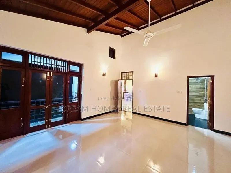 Luxury House For Sale in Hokandara rd, Thalawathugoda