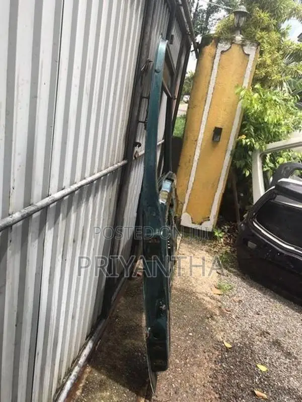 Mitshubshi Bola Rosa Driver Door