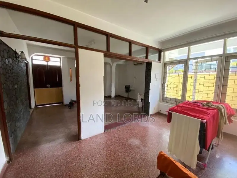 9P Property facing Rosmead place Colombo 7 For Sale