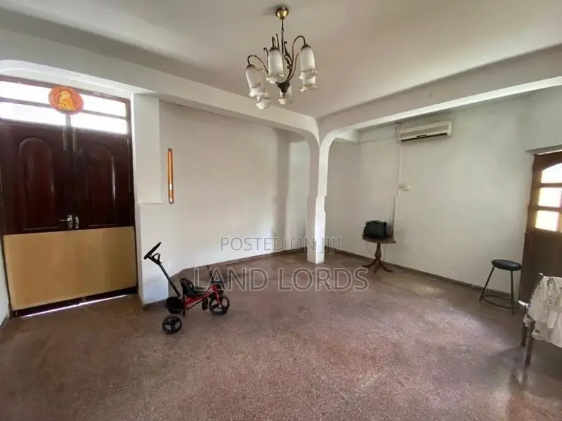 9P Property facing Rosmead place Colombo 7 For Sale