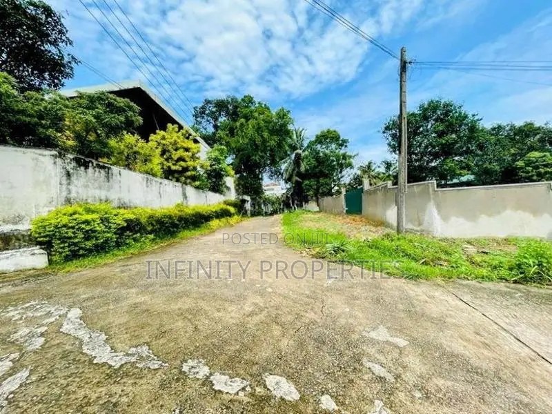 (ARN274) Facing Lake 16 P Land Darmapala Mw Wekaramasinghe pura B'mull