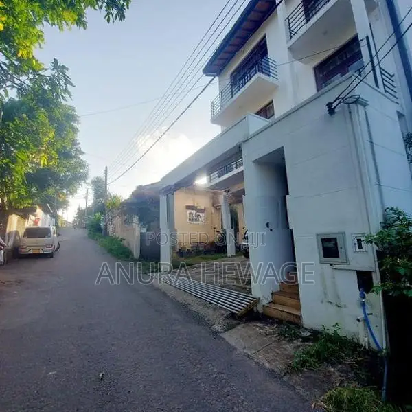 බත්තරමුල්ලේ සුඛෝපභෝගී අංග සම්පූර්ණ නිවසක් විකිණීමට ඇත. (ID: BTH03S)