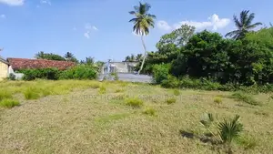 HHL1031 - Lake View Land for Sale in Arayampathy