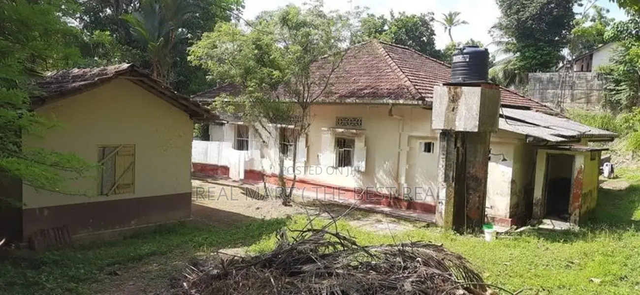 Galle : 86P High Commercial Land for Sale Facing Baddegama Road