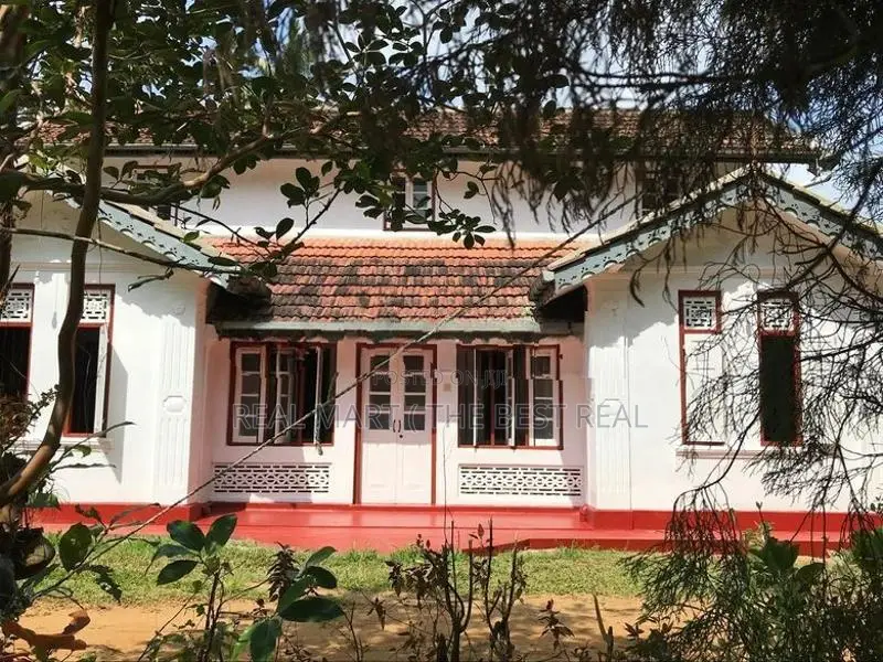 Kandy : Walawwa for Sale at Harispathtuwa