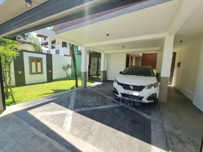 Modern Designed Luxury Three Storey House for Sale in Piliyandala