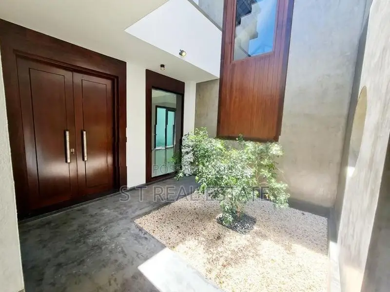 Modern Designed Luxury Three Storey House for Sale in Piliyandala