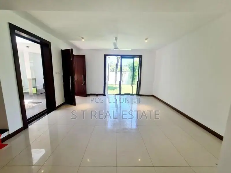 Modern Designed Luxury Three Storey House for Sale in Piliyandala