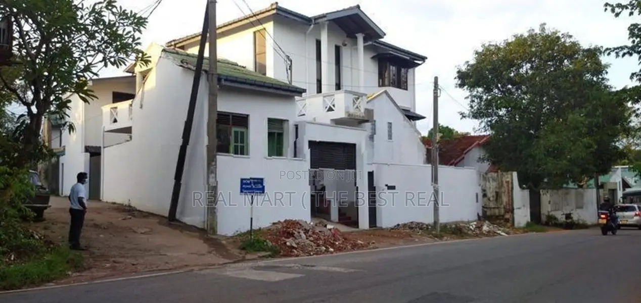 Battaramulla : 5BR (12P) House for Sale facing Robert Gunawardana Mawa