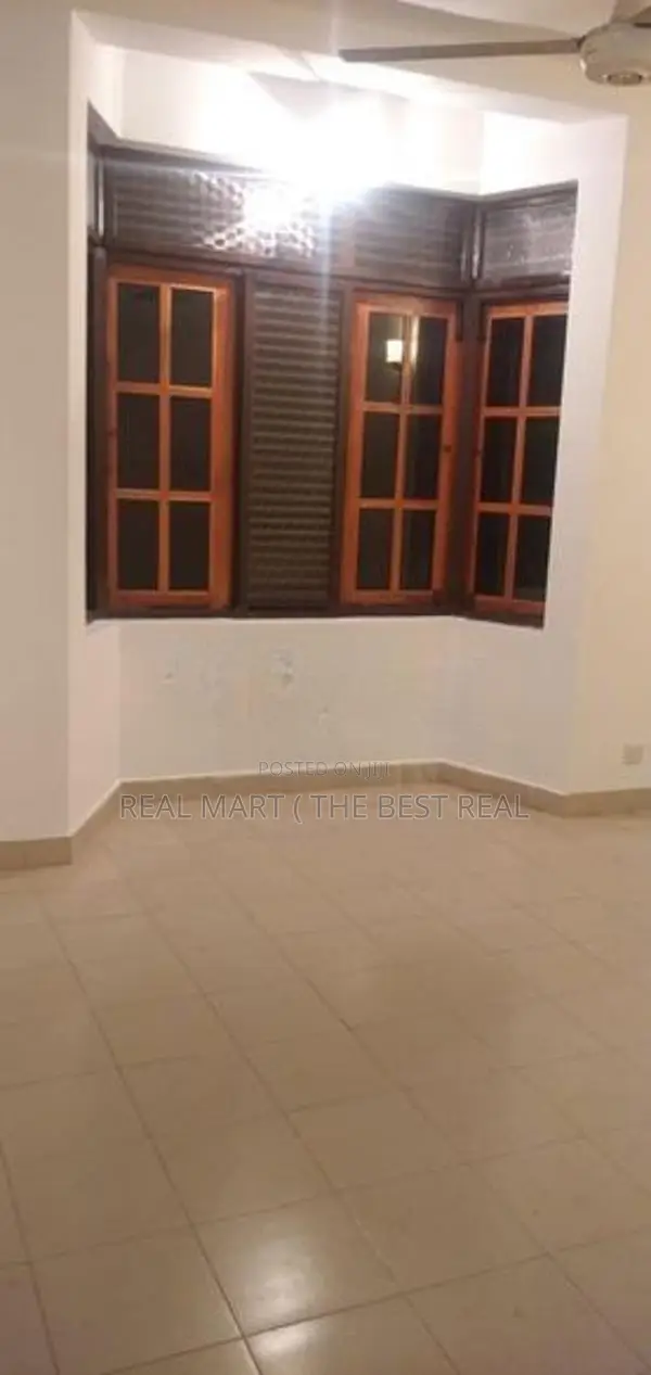 Battaramulla : 5BR (12P) House for Sale facing Robert Gunawardana Mawa