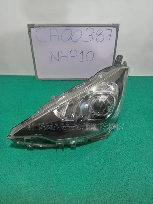 Toyota Aqua (NHP-10) Head Lamp