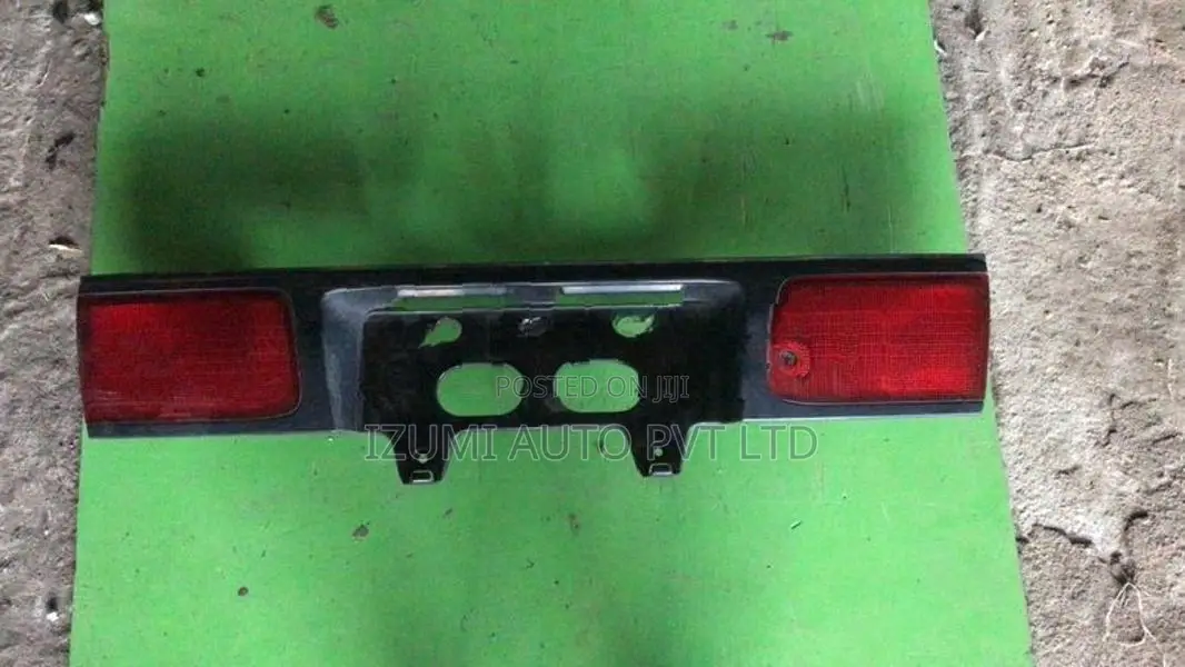 Nissan Lucino Dicky Garnish