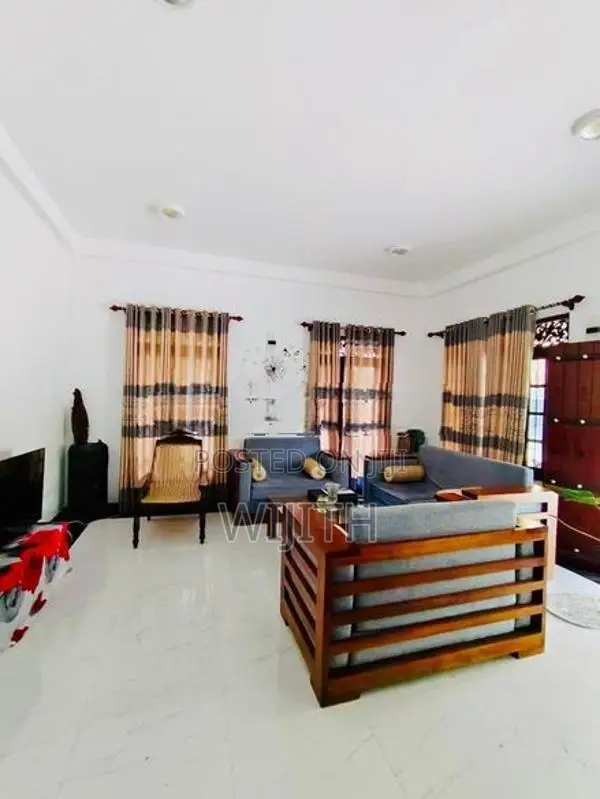 පදිංචියට සෑදු සුපිරි දෙමහල් නිවසක් විකිනිමට මත්තෙගොඩ