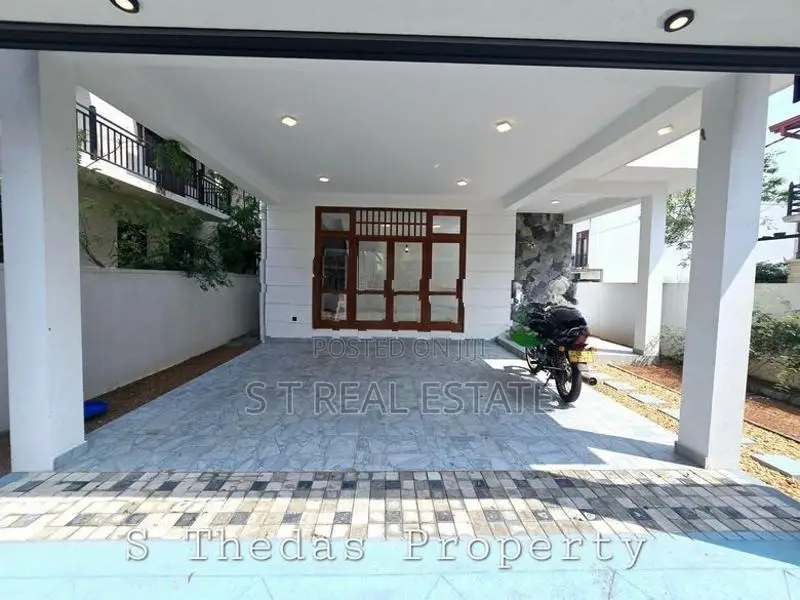 Modern Designed Luxury Three Story House for Sale in Piliyandala